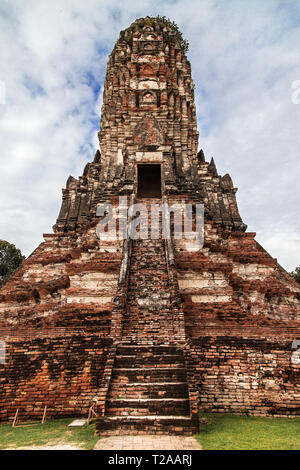 Il Khmer-style Prang al Wat Chaiwatthanaram in Ayutthaya, Thailandia. Foto Stock