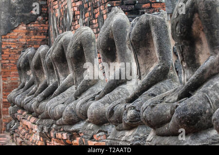 Rotture di statue di Wat Chaiwatthanaram in Ayutthaya, Thailandia. Foto Stock
