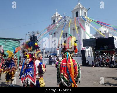 El baile tradicional de los toritos y venados n.a. tradición guatemalteca cultura única fiesta patronale san juan osculcalco quetzaltenango i municipio Foto Stock