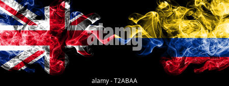 Regno Unito vs Colombia, colombiana smoky mystic bandiere poste fianco a fianco. Spessa colorata fumo setosa bandiere di Gran Bretagna e Colombia, colombiana Foto Stock