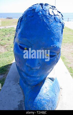 Morphous dall artista Lionel Smit lungo la Mouille Point promenade Foto Stock