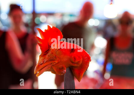 KATA - testa di pollo su un coltello al mercato di Kata. Le teste sono una prelibatezza e mangiato fritti dalla gente del posto. Foto Stock