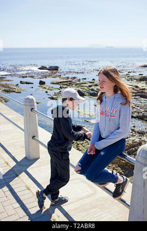 Fastidio e sorella sul Sea Point Promenade. Foto Stock