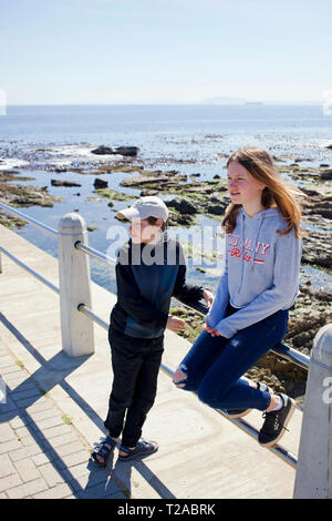 Fastidio e sorella sul Sea Point Promenade. Foto Stock