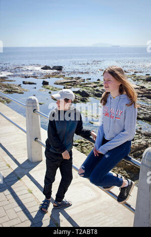 Fastidio e sorella sul Sea Point Promenade. Foto Stock