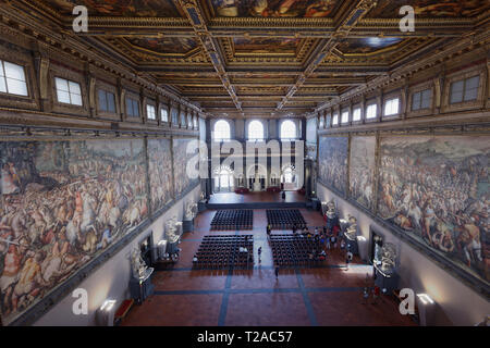 Firenze, Italia - 10 agosto 2018: le persone nel Salone dei Cinquecento, Salone dei Cinquecento in Palazzo Vecchio. È la camera più grande in Italia Foto Stock