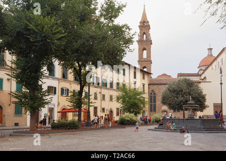 Firenze, Italia - 8 Agosto 2018: Persone in appoggio sulla Piazza Santo Spirito. Il centro storico di Firenze è elencato come patrimonio mondiale UNESCO dal 1 Foto Stock