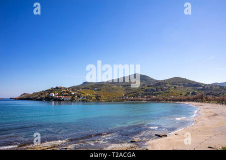 La Grecia. Kea Island. Cielo blu, calma acqua del mare turchese, spiaggia Otzias Foto Stock