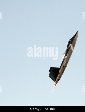 Un U.S. Air Force F-22 Raptor Stealth Fighter Aircraft esegue manovre aeree durante il tuono sopra la baia air show a Travis Air Force Base di Marzo 30, 2019 in Fairfield, California. Foto Stock