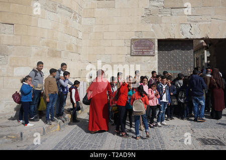 Alessandria, Egitto: egiziana scuola bambini attendere per immettere la cittadella Qaitbay, stabilito dal Sultano Qaitbay nel 1477 Annuncio sul isola Pharos. Foto Stock