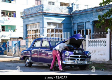 Un vintage americano auto è fissata dal ciglio della strada nella Vecchia Havana, Cuba. Foto Stock