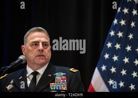 Stati Uniti Capo di Stato Maggiore dell Esercito gen. Mark A. Milley parla durante la cerimonia di pensionamento per il comandante di U.S. Comando centrale, Generale Joseph L. Votel, a Macdill Air Force Base di Marzo 29, 2019 a Tampa, in Florida. Votel in pensione dopo 39 anni di servizio militare. Foto Stock