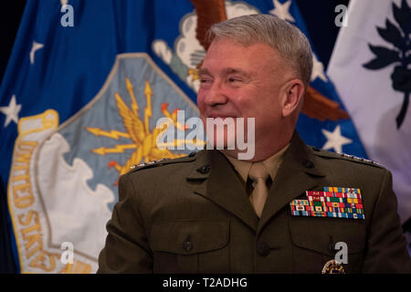 Marine Corps gen. Frank McKenzie sorrisi durante la cerimonia di promozione come il nuovo comandante della U.S. Comando centrale a Macdill Air Force Base di Marzo 29, 2019 a Tampa, in Florida. McKenzie riuscito gen. Giuseppe L. Votel come Centcom commander, come Votel in pensione dopo 39 anni di servizio militare. Foto Stock