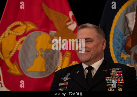 Stati Uniti Capo di Stato Maggiore dell Esercito gen. Mark A. Milley durante la cerimonia di pensionamento per gli Stati Uniti Comando centrale, Generale Joseph L. Votel, a Macdill Air Force Base di Marzo 29, 2019 a Tampa, in Florida. Votel in pensione dopo 39 anni di servizio militare. Foto Stock