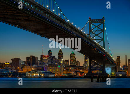 Lo Skyline di Philadelphia con Ben Franklin Bridge, Philadelphia, PA, Stati Uniti d'America Foto Stock