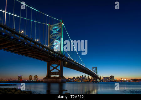 Lo Skyline di Philadelphia con Ben Franklin Bridge, Philadelphia, PA, Stati Uniti d'America Foto Stock