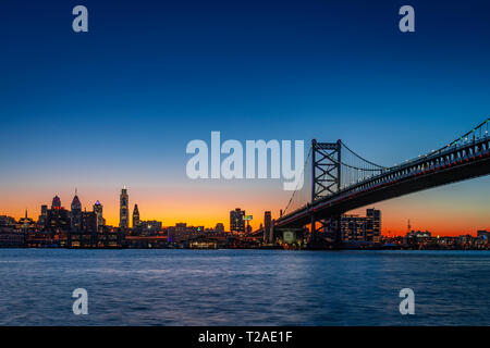 Lo Skyline di Philadelphia con Ben Franklin Bridge, Philadelphia, PA, Stati Uniti d'America Foto Stock