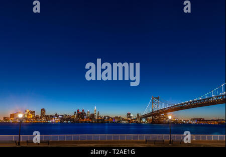 Lo Skyline di Philadelphia con Ben Franklin Bridge, Philadelphia, PA, Stati Uniti d'America Foto Stock