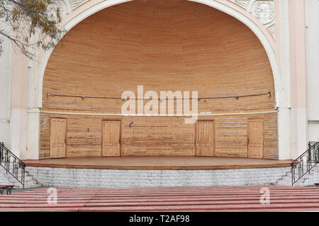 Fase di vuoto per una performance. Lo stadio è fatta di legno, è vecchio e vuoto. Vicino nel futuro ci sono panchine Foto Stock