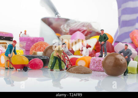 Persone in miniatura - selezione di dolci Foto Stock