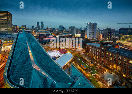 Il centro città di Manchester skyline vista sui tetti delle case da Hotel Indigo mostra Urbis, cattedrale, giardini, Corn Exchange Foto Stock