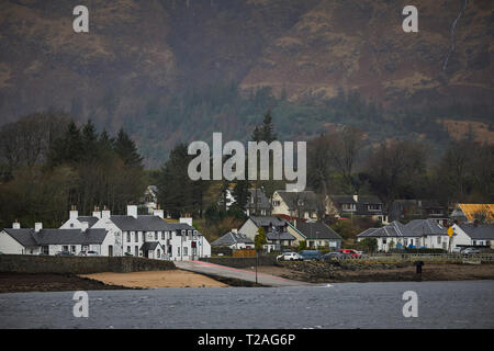 West Highlands town Fort William Nether Lochaber Ferry Terminal da Corran di Ardgour oltre mare Loch Linnhe, The Inn at Ardgour - Hotel di Ardgour Foto Stock