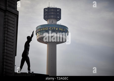 Liverpool ciclo citybike noleggio regime memorizzato in un marciapiede docking station hub Foto Stock