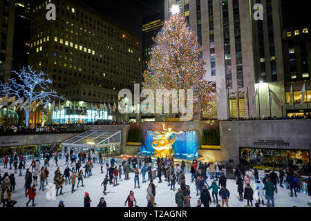 Le decorazioni di Natale Rockefeller Center Tree e fuori pista di pattinaggio su ghiaccio , Quinta Avenue, Manhattan, New York di notte Foto Stock