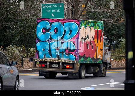 Colore luminoso van consegna carrello coperto di graffiti Manhattan, New York Foto Stock