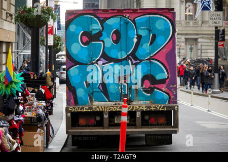 Colore luminoso van consegna carrello coperto di graffiti Manhattan, New York Foto Stock