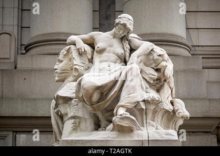 Ex Stati Uniti Custom House, Museo Nazionale Indiano Americano, statua statue in marmo, esterno, artista Daniel Chester French i quattro continenti, Foto Stock