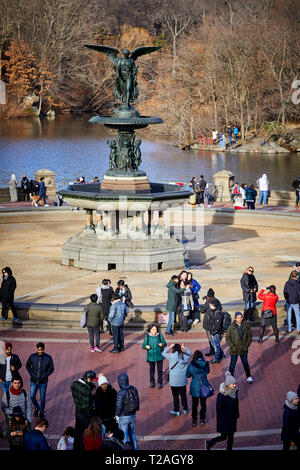 New York Manhattan Central Park Bethesda Terrazza fontana e si affacciano sul lago in barca Foto Stock
