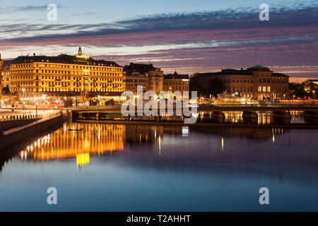 Edifici dal fiume al tramonto a Stoccolma, Svezia Foto Stock