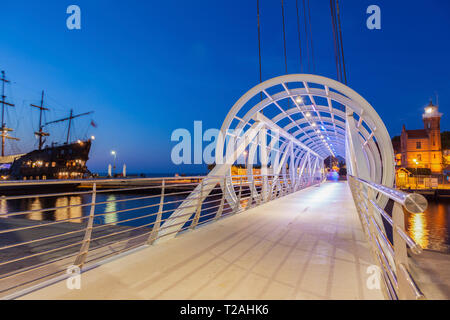 Ponte pedonale a Ustka, Polonia Foto Stock