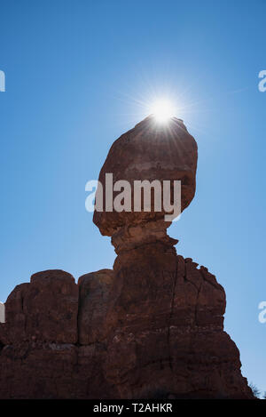 Roccia equilibrato nel Parco Nazionale di Arches, Utah, Stati Uniti d'America Foto Stock