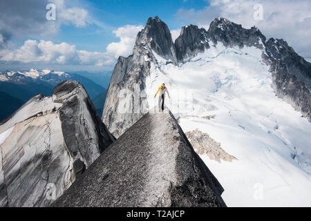 L'uomo arrampicata in montagna in Bugaboo Parco Provinciale, British Columbia, Canada Foto Stock