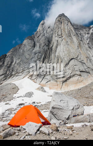 Orange in tenda Purcell montagne, Bugaboo Parco Provinciale, British Columbia, Canada Foto Stock