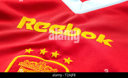 Bangkok, Tailandia - 17 Gennaio 2019: Close-up di Liverpool FC football home jersey utilizzati per la UEFA Champions league circa 2001-2003 con la Foto Stock