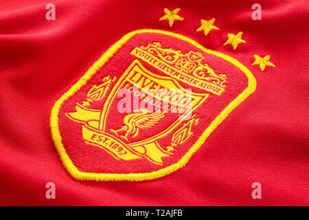 Bangkok, Tailandia - 17 Gennaio 2019: Close-up di Liverpool FC football home jersey utilizzati per la UEFA Champions league circa 2001-2003 con la Foto Stock