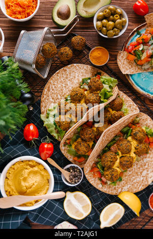 Falafel si avvolge con ingredienti Foto Stock