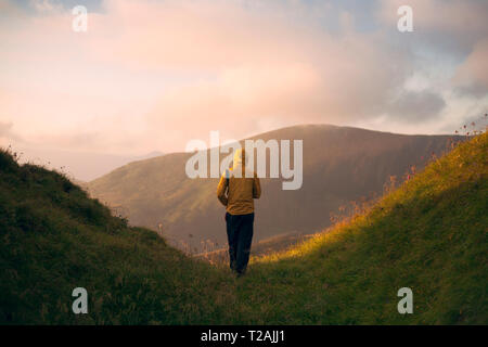 Vista posteriore dell'uomo escursioni nelle montagne dei Carpazi Foto Stock