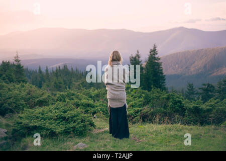 Donna avvolta in una coperta nelle montagne dei Carpazi Foto Stock