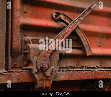 Abbandonato convoglio ferroviario box auto camma di blocco e latch, vintage trail dettaglio chiudere fino Foto Stock