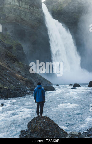 Escursionista da Haifoss cascata in Islanda Foto Stock