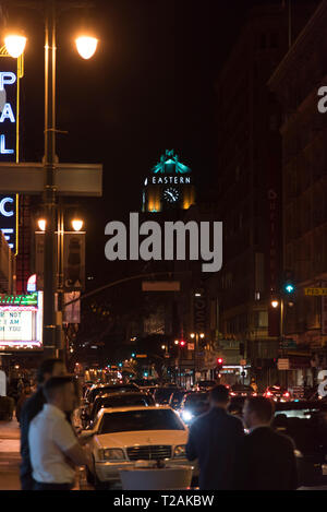 L'iconico Edificio orientale torri al di sopra del Los Angeles Quartiere dei Teatri di Broadway di notte. Editoriale, esclusivo Foto Stock