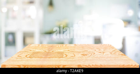 Legno in prospettiva la tabella contatore in home office.vuoto da tavolo in legno con sfocato workplace sfondo.Mock up modello per visualizzare o montaggio del vostro Foto Stock