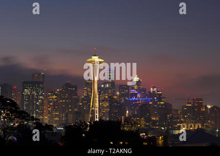 WA16101-00...WASHINGTON - lo Space Needle e gli altissimi grattacieli del centro di Seattle da Kerry Park, 2018. Foto Stock