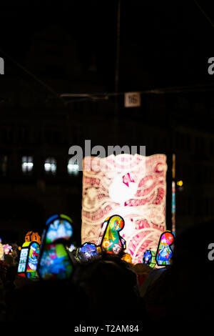Schifflaende, Basilea, Svizzera - Marzo 11th, 2019. Unico illuminate lanterna principale durante il carnevale morgestraich parade. Foto Stock