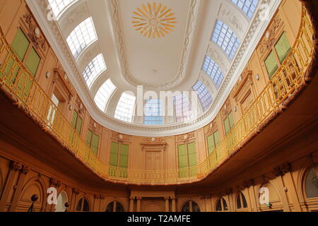 HAARLEM, Paesi Bassi - 24 Marzo 2019: la sala ovale (datato 1784) all'interno Teylers Museum (arte e storia naturale e scienza) con pavimenti in legno e ornato Foto Stock