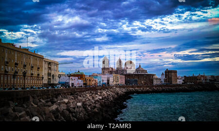 Vista al tramonto per waterfront e Cattedrale , Cadice in Spagna Foto Stock